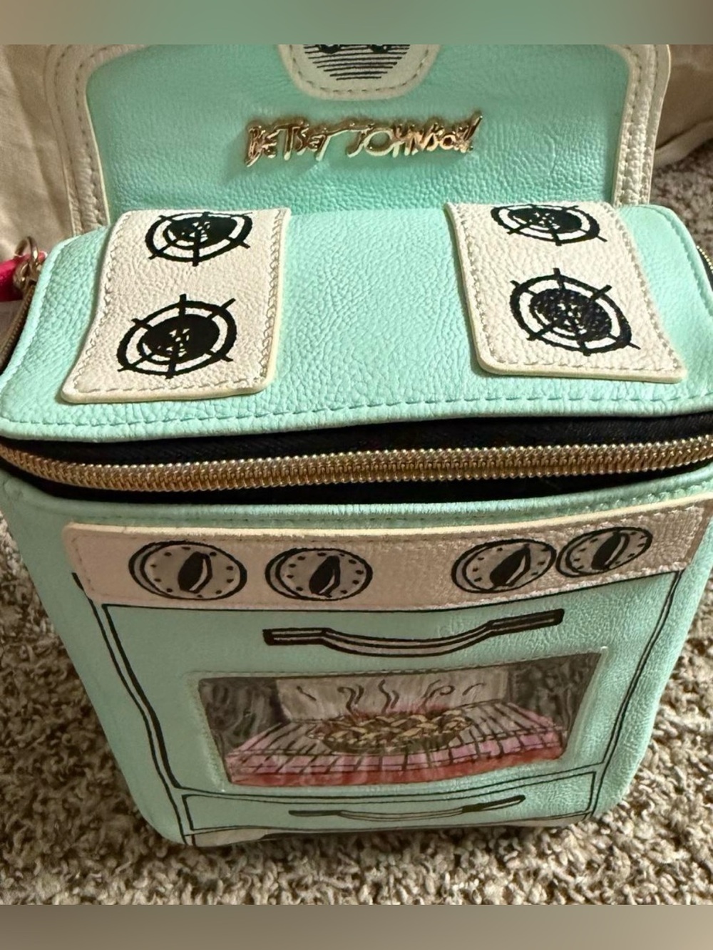 Betsey Johnson GIMME SOME L’OVEN Original 1st Release Mint Oven Retro Stove NWT - Picture 5 of 7